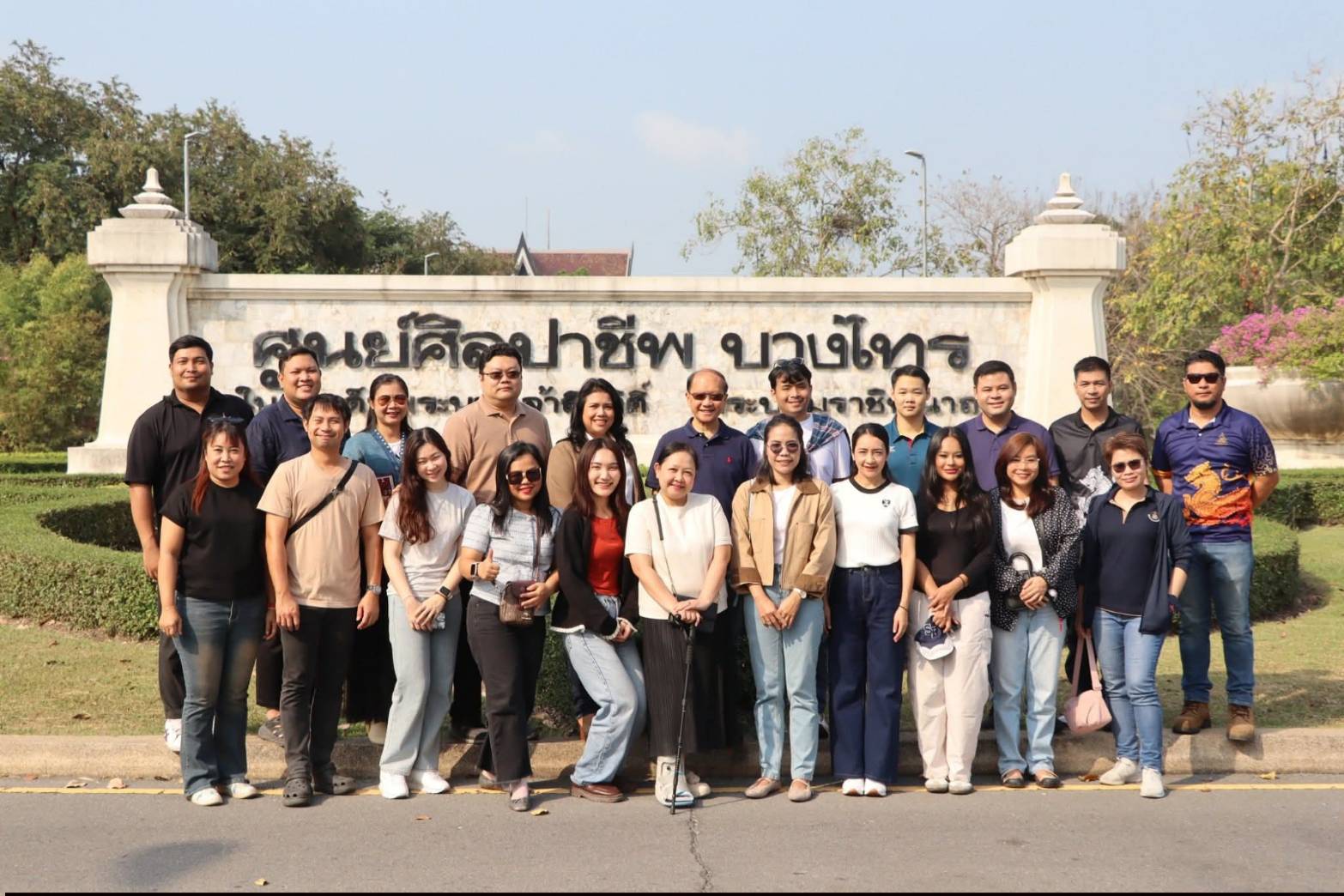 title - ผอ.ศพส. ให้การต้อนรับ คณะนักศึกษาโครงการรัฐประศาสนศาสตรมหาบัณฑิต รุ่นที่ 18 มหาวิทยาลัยรามคำแหง เข้าเยี่ยมชมแผนกฝึกอบรมทั้ง 12 แผนก และพื้นที่ภายในศูนย์ส่งเสริมและพัฒนาอาชีพเสริมนอกภาคการเกษตร